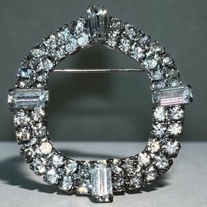 Stunning Vintage Art Deco Style
Rhinestone Silver Tone Brooch Pin